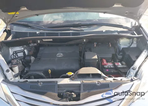 2015 Toyota Sienna Xle 8 Passenger z USA, uszkodzony, nr VIN 5TDYK3DC6FS669527